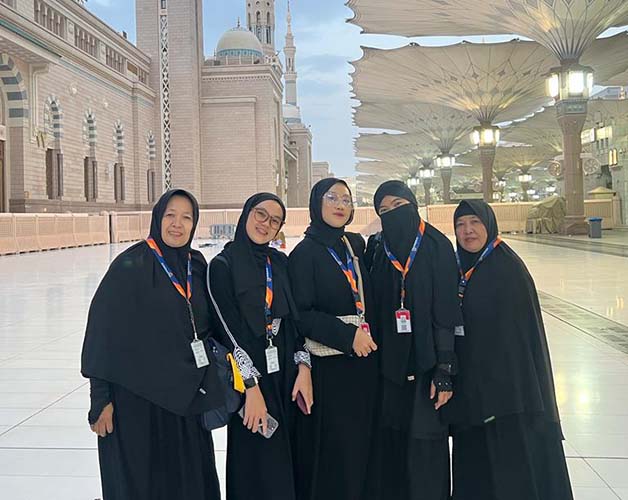 ABADIKAN MOMEN: Beberapa jemaah perempuan berfoto di pelataran Masjid Nabawi, Madinah.
