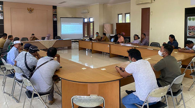 CARI SOLUSI: Disbun Berau saat menggelar pertemuan dengan manajemen  PT BAA serta koperasi yang ada di empat kampung di Segah, membahas terkait penertiban harga jual dan potongan dari koperasi ke petani mandiri, yang akhir-akhir ini jadi polemik.