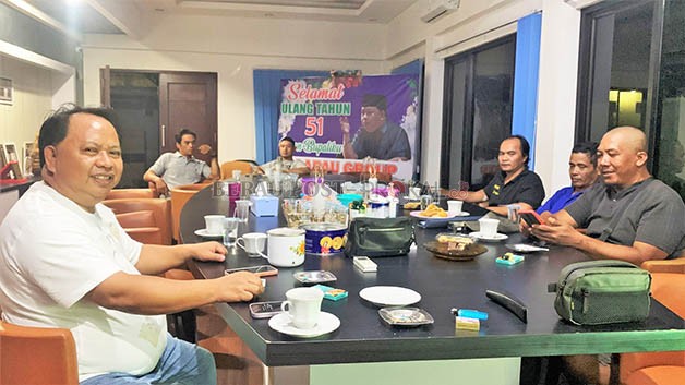 MENGADU: Sejumlah PKL eks Dermaga Sanggam mengadu ke Ketua DPRD Berau Madri Pani, meminta ada solusi terkait pengusiran mereka dari Dermaga Sanggam.