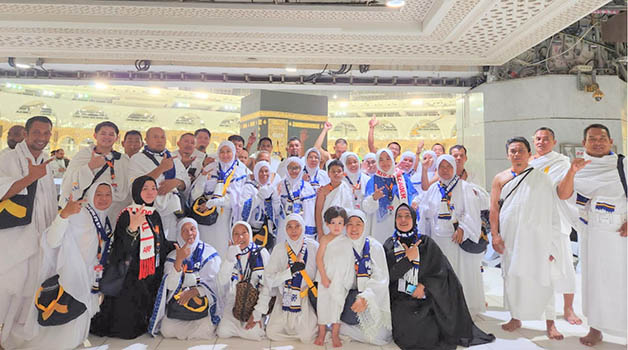DI BAITULLAH: Rombongan jemaah berfoto bersama sebelum memulai tawaf, beberapa waktu lalu.