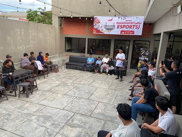 CARI BIBIT: Ketua ESI Berau Akbar Patompo dalam pembukaan turnamen online bertajuk Ramadan bersama Esports, Sabtu (1/4).