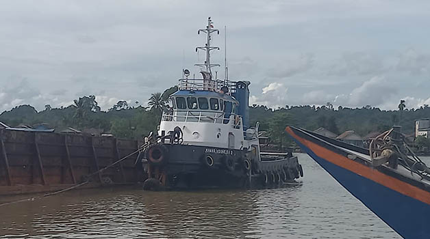 BERMODAL REKOMENDASI: Tongkang yang mengangkut batu pecah di perairan Jalan Pulau Sambit, menuai sorotan masyarakat.