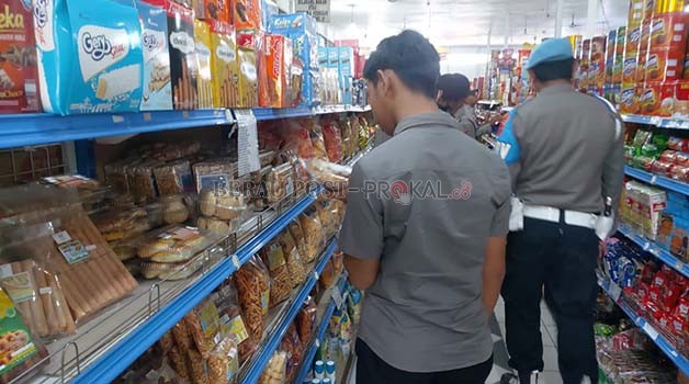 UPAYA PENCEGAHAN: Personel Polres Berau saat melakukan pemeriksaan di sejumlah pusat perbelanjaan, guna mencegah adanya produk kedaluwarsa tetap dijajakan.