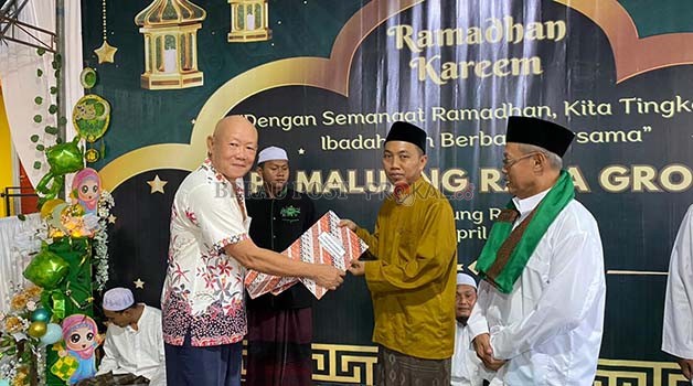 BUKBER CERIA: Owner PT Maluang Raya Group Oetomo Lianto secara simbolis menyerahkan bantuan terhadap pengelola yayasan yang hadir.