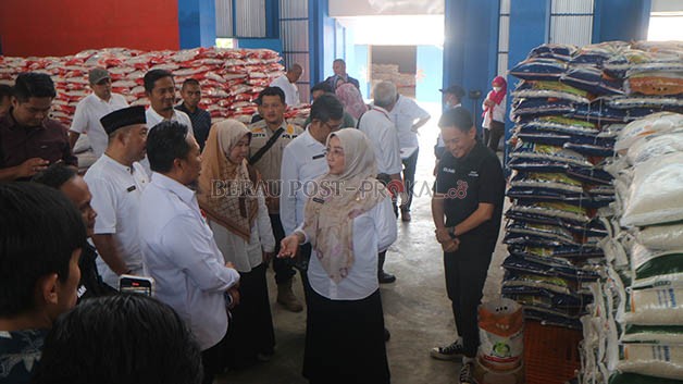 LAKUKAN PENINJAUAN: Bupati Berau Sri Juniarsih bersama OPD terkait, saat meninjau langsung sejumlah gudang kebutuhan bahan pokok hingga pasar tradisional, kemarin.