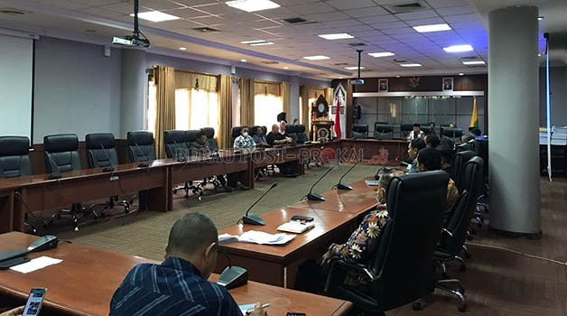 MENGADU: Perwakilan PKL eks Dermaga Sanggam menyampaikan keluhannya saat mengikuti Rapat Dengar Pendapat (RDP) di kantor DPRD Berau, kemarin (6/4).