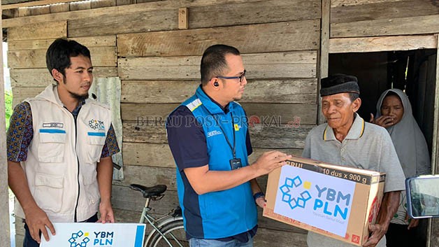 PLN BERBAGI: Manager PLN UP3 Berau M Harryadi Poel menyerahkan bantuan kepada Suman, warga Jalan Murjani II.