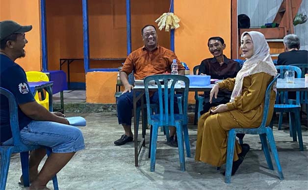 HANYA SEMENTARA: Bupati Berau Sri Juniarsih saat mendatangi PKL eks Dermaga Sanggam yang kini berjualan di depan Polres Berau di Jalan Pemuda, Tanjung Redeb.