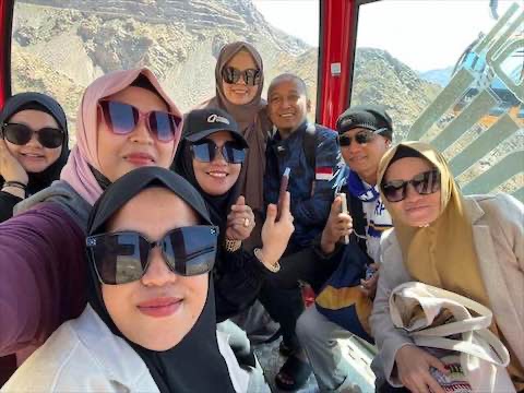 SENSASI DARI KETINGGIAN: Beberapa jemaah mengabadikan momen ketika menaiki kereta gantung di Kota Thaif.