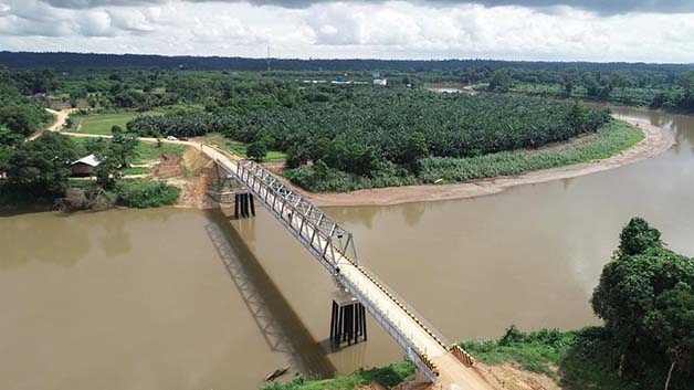 BANGUN INFRASTRUKTUR: Jembatan Agathis di Kampung Tumbit Dayak merupakan salah satu infrastruktur yang dibangun Berau Coal untuk memudahkan akses masyarakat.