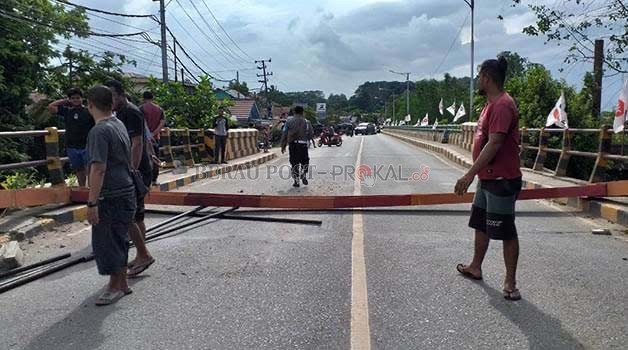 MASIH PERBAIKAN: Portal Bujangga ambruk setelah ditabrak.