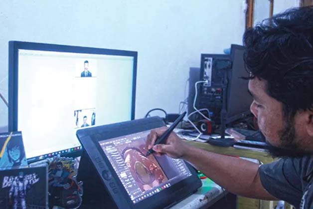 MENDESAIN KOMIK: Amir Maliq membuat komik di studionya. Dia tekun untuk menemukan jalan kesuksesan.