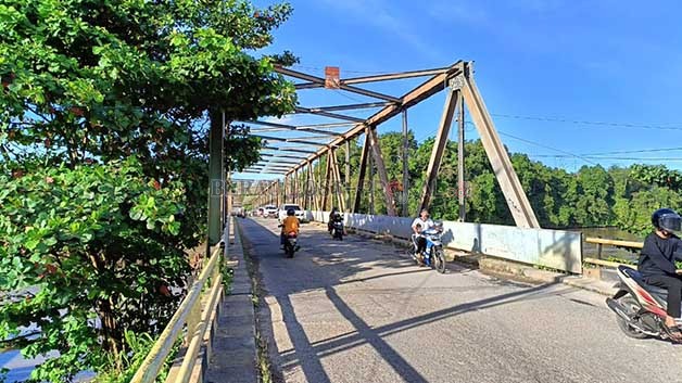 PROSES PERSIAPAN: Arus lalu lintas Jembatan Sambaliung selalu padat karena menjadi penghubung satu-satunya pusat Kabupaten Berau dengan lima kecamatan lain. Saat ini tahapan perbaikan terus dilakukan.