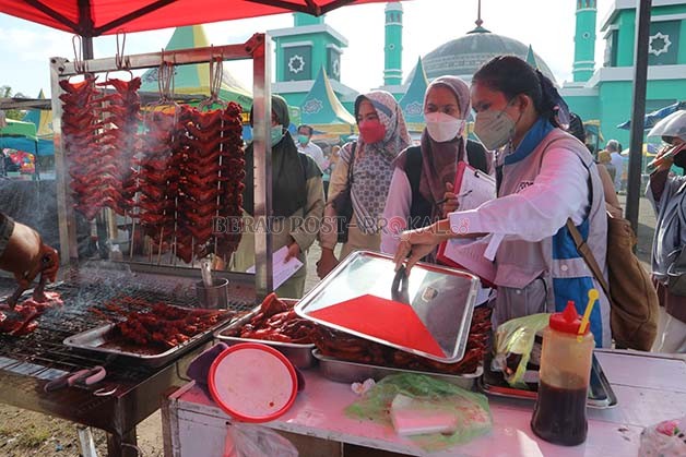 UJI SAMPEL: Pasar Ramadan di Halaman Masjid Agung Baitul Hikmah menjadi salah satu lokasi yang diuji sampel.