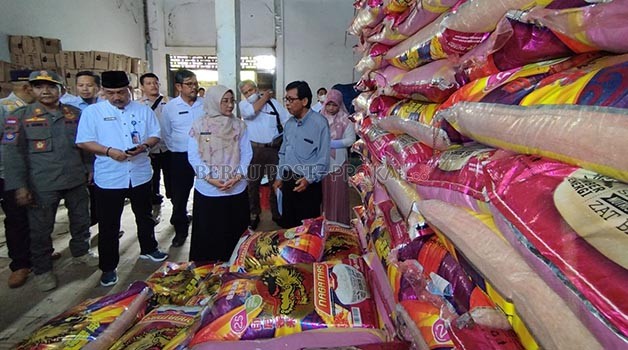 TINJAU PERSEDIAAN: Bupati Berau Sri Juniarsih, saat meninjau cadangan beras pemerintah yang berada di gudang Bulog.