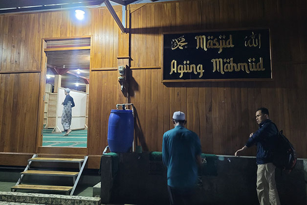 PERTAHANKAN TRADISI: Masyarakat di Kampung Mahmud terus melestarikan nilai-nilai tradisi yang sudah ada sejak dulu.