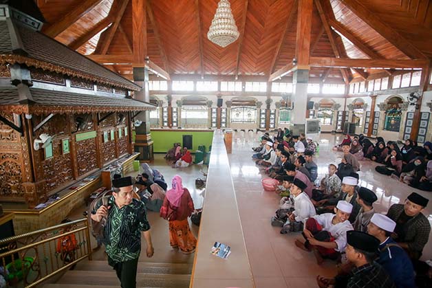 ZIARAH: Sejumlah masyarakat berziarah di makam Syaikh Maulana Ishaq yang juga ayah Sunan Giri,