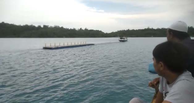DIPINDAHKAN: Dermaga apung yang ada di Pulau Derawan dibawa pihak Dishub untuk ditempatkan di Tanjung Batu.