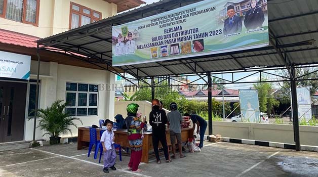 ANTRE: Masyarakat mengantre untuk membeli paket sembako dalam kegiatan pasar murah yang dilakukan Dinas Koperasi, Perindustrian dan Perdagangan (Diskoperindag) Berau, kemarin.