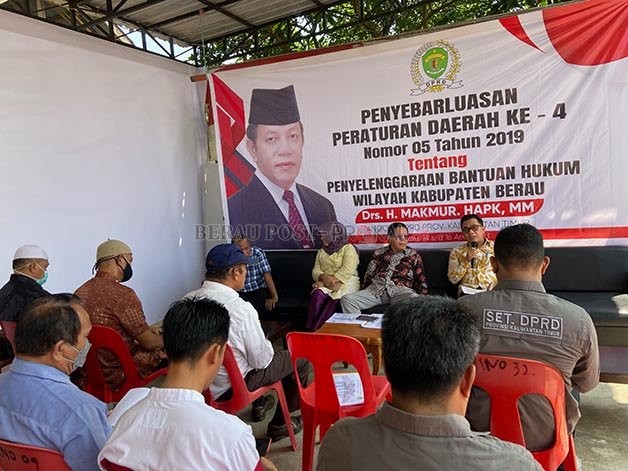 MENYIMAK: Puluhan masyarakat di Kecamatan Tanjung Redeb mendengarkan penjelasan terkait Peraturan Daerah (Perda) Kaltim Nomor 5 Tahun 2019 tentang Penyelenggaraan Bantuan Hukum bagi Masyarakat, Sabtu (15/4) lalu.