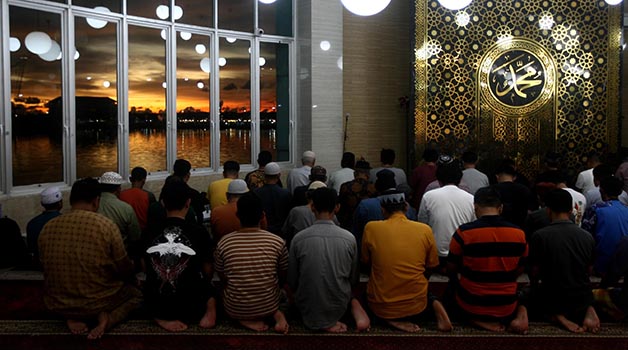 KHUSYUK: Jemaah tengah menjalankan Salat Magrib juga disajikan pemandangan yang cukup indah.