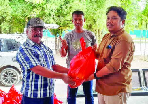 SALURKAN BANTUAN: Perwakilan manajemen KLK Group, Doni, saat menyerahkan bantuan sembako kepada perwakilan penerima bantuan, belum lama ini.