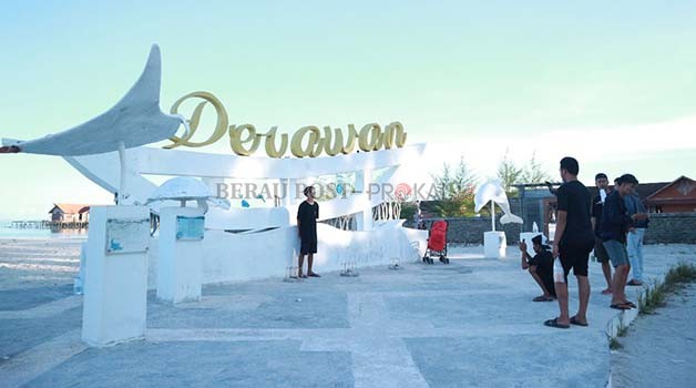 DIKELUHKAN: Saat kunjungan wisatawan memuncak, jaringan intenet menjadi hal yang sulit diakses wisatawan.