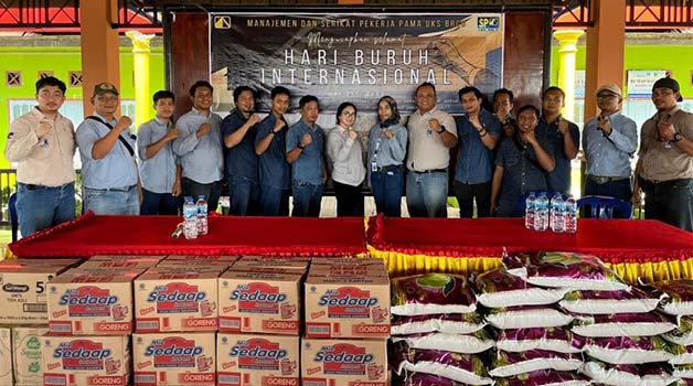 BERBAGI: Manajemen PAMA BMO berkolaborasi dengan serikat pekerja UKS PAMA BRCB, berbagi sembako kepada masyarakat lingkar tambang.