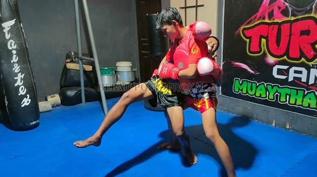 HARUS TETAP SIAP: Atlet Wushu saat berlatih rutin di pemusatan latihan, beberapa waktu lalu.