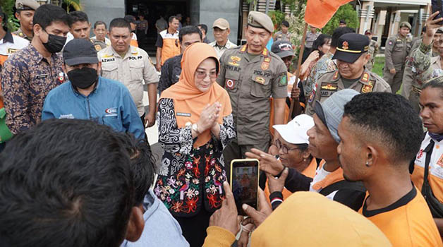 TEMUI MASSA: Bupati Berau Sri Juniarsih, saat menemui langsung puluhan para buruh dan menerima perwakilan untuk mediasi terkait tuntutan kepada perusahaan, kemarin.