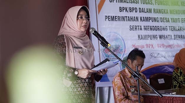 BUKA BIMTEK: Bupati Berau, Sri Juniarsih saat membuka Bimtek BPK se-Kabupaten Berau, yang dilaksanakan di Pulau Derawan, kemarin.
