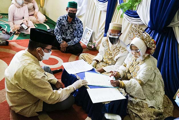 ILUSTRASI NIKAH: Salah satu pasangan tengah melakukan pernikahan di KUA Tanjung Redeb.