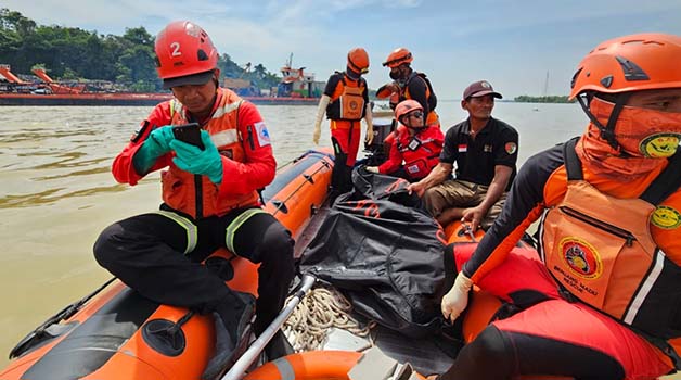 DIEVAKUASI: Jasad Abdul Gani yang ditemukan meninggal dunia dan dievakuasi petugas.