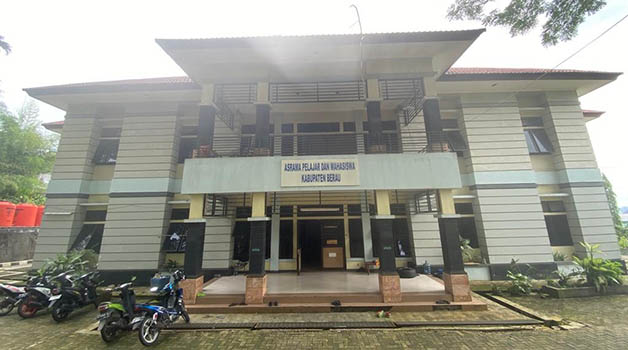 KEMBALI NYALA: Setelah sempat padam selama tiga hari, Asrama Putra I Berau di Jalan Rumbia, Samarinda kini kembali dialiri listrik.