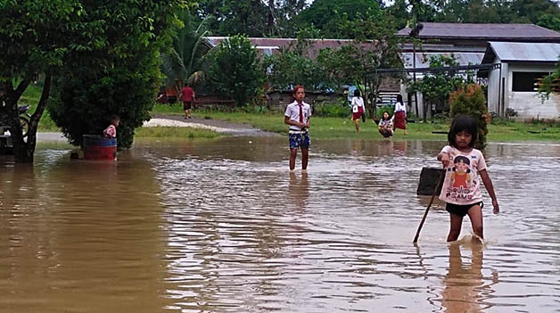TERGENANG: Banjir terus meluas, kini terdapat sembilan kampung di empat kecamatan yang terendam banjir.