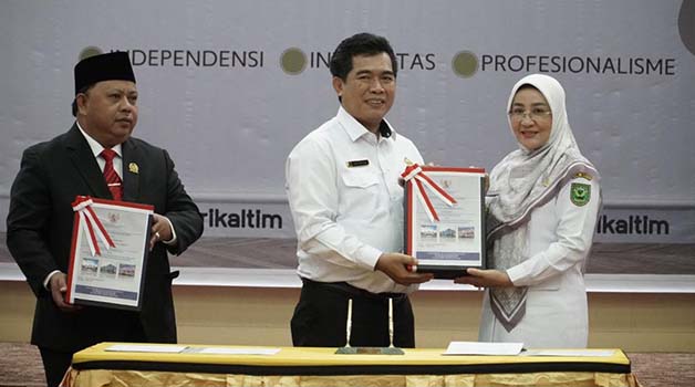 BUAH KINERJA BAIK: Bupati Berau Sri Juniarsih, didampingi Ketua DPRD Berau Madri Pani, menerima penghargaan yang diserahkan Kepala BPK Perwakilan Kaltim Agus Priyono, atas LKPD yang baik.