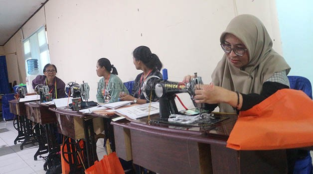 ANTUSIAS: Beberapa peserta pelatihan menjahit sangat antusias mengikuti pelatihan yang dilaksanakan di kantor Disnakertrans Berau.