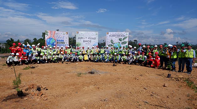 KOMPAK: Manajemen PAMA BRCB melakukan foto bersama, usai melakukan penanaman pohon dalam rangka memperingati Hari Bumi.