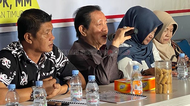BERDISKUSI: Makmur HAPK (dua kiri) saat berdiskusi dalam Sosialiasi Wawasan Kebangsaan (Sosbang) ke-4 terkait empat pilar kebangsaan di Kampung Pesayan, Kecamatan Sambaliung, Sabtu (13/5) lalu.