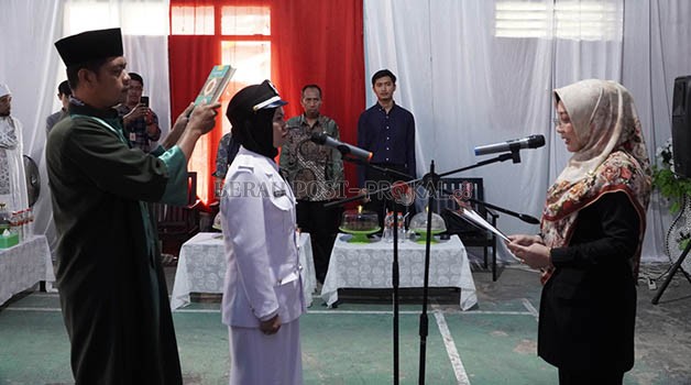 DILANTIK: Bupati Berau Sri Juniarsih melantik Sarlina menggantikan kepala kampung sebelumnya yang terlibat masalah hukum.