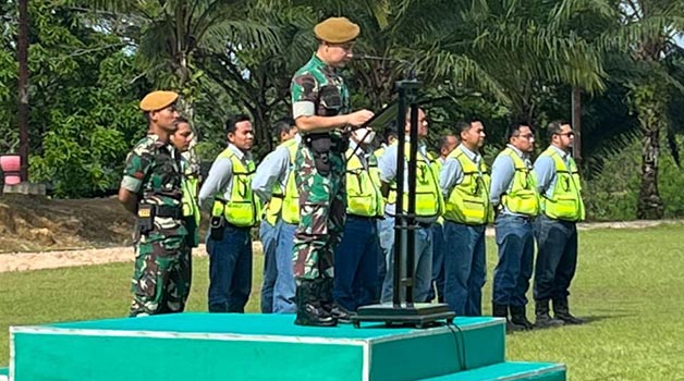 BERI ARAHAN: Danyon Armed 18/ Komposit Buritkang, Letkol Arm Khoirul Cahyadi, memberikan arahan kepada para peserta bintalsik PAMA BMO.