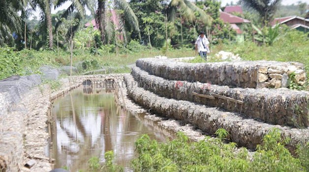 SIDAK: Anggota Komisi III DPRD Berau saat melakukan sidak ke lokasi proyek pembangunan bronjong di Kelurahan Bedungun, belum lama ini.