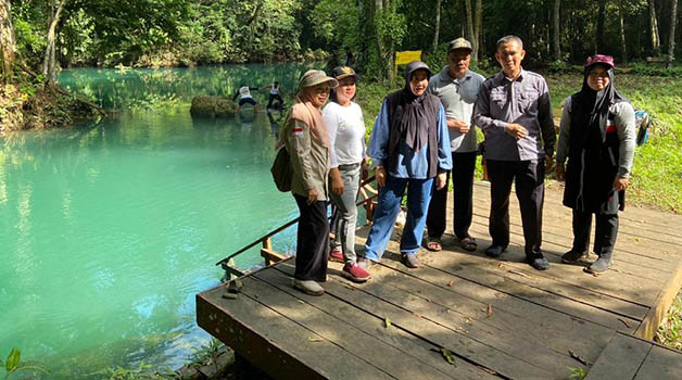 EKSPLOR DANAU NYADENG: Bupati Berau Sri Juniarsih, dan Wakil Bupati Berau Gamalis, bersama rombongan saat mengekplor keindahan Danau Nyadeng di sela kunjungan kerja di pedalaman Kecamatan Kelay, belum lama ini.