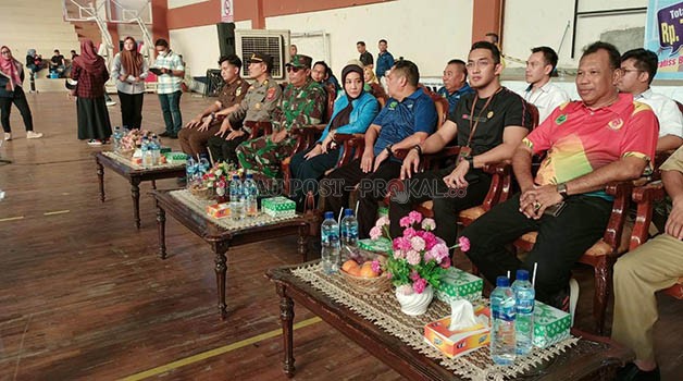 PEMBUKAAN: Bupati Berau, Sri Juniarsih, saat menghadiri sekaligus membuka kejuaraan voli indoor open kategori putra dan putri, kemarin. Turut hadir ketua KONI Berau dan Dispora Berau, serta para undangan lainnya.