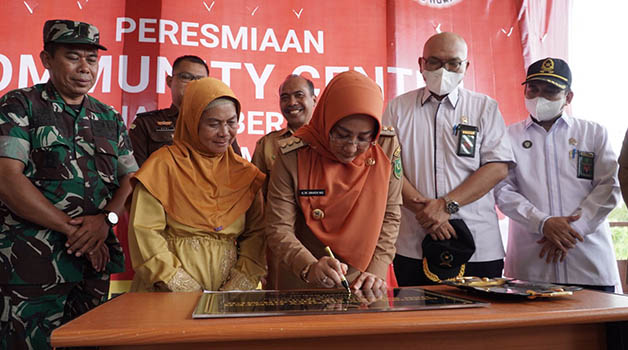 UNTUK MASYARAKAT KAT: Bupati Berau Sri Juniarsih, saat meresmikan Gedung Community Center dan Sarana Air Bersih/ Mandi Cuci Kakus (MCK), sekaligus me-launching lokasi pembangunan Menara Triangler Receiver GSM Telekomunikasi, kemarin.