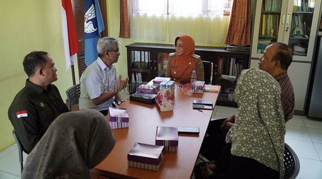 RESPONS USULAN DAERAH: Bupati Berau Sri Juniarsih, didampingi Kabid Penataan Ruang DPUPR Berau Syehnurdin, saat menerima kunjungan tim terpadu Pemprov Kalimantan Timur terkait revisi RTRWP Kaltim, belum lama ini.