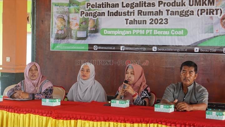 FOTO BERSAMA: Camat Teluk Bayur, Endang Iriani didampingi Pejabat Fungsional Industri Diskoperindag, Tri Suciati, saat memberikan sambutan kepada peserta pelatihan dan pendampingan legalitas PIRT Berau Coal bersama Comdev PT Berau Coal, Aprita Lestari.