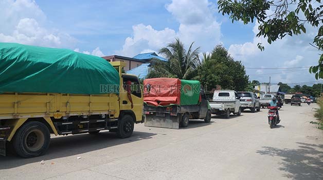 MENGULAR: Antrean panjang kendaraan di Jalan Singkuang, menunggu giliran untuk menyeberang ke Sambaliung kemarin.