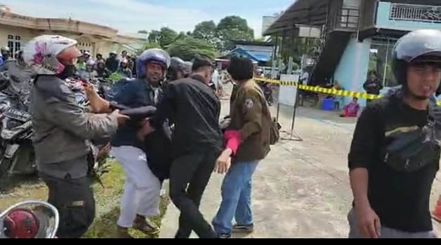 JATUH PINGSAN: Sejumlah warga menolong salah satu masyarakat yang jatuh pingsan saat tengah mengantre untuk menyeberang ke Tanjung Redeb. Hal ini juga dipicu akibat antrean yang cukup panjang, sedangkan masyarakat harus behadapan langsung dengan terik mat