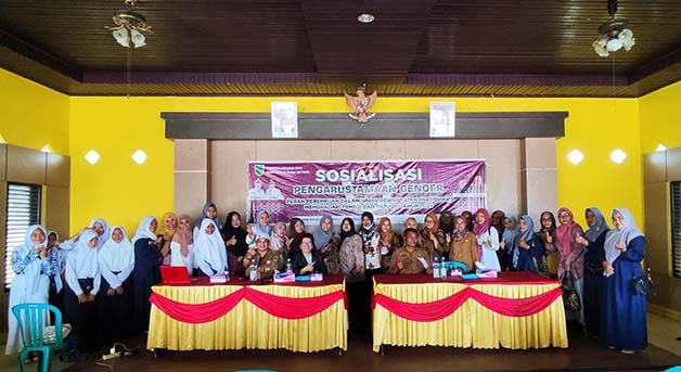 BERIKAN MATERI: Anggota Komisi I DPRD Berau Ratna memberikan materi terkait Sosialisasi Pengarustamaan Gender, di Kecamatan Teluk Bayur, beberapa waktu lalu.